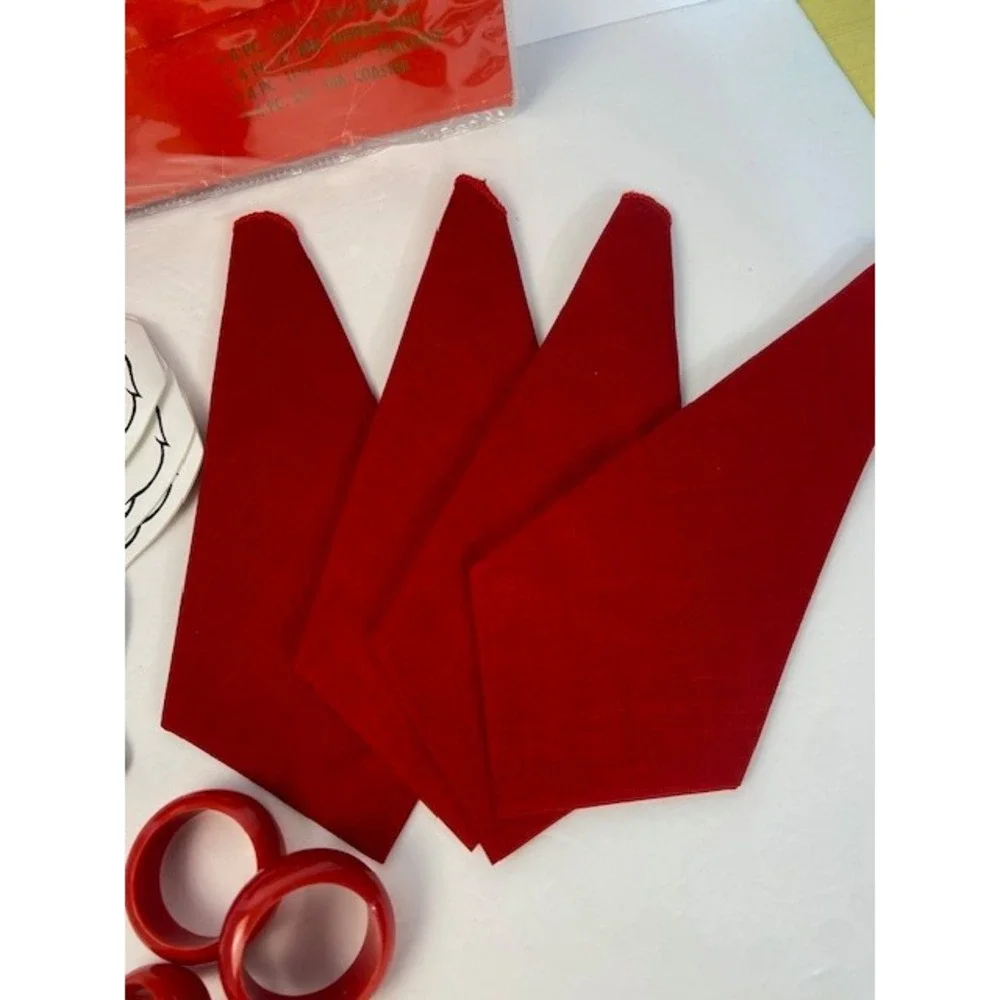 Vintage Table Fashion 12 Piece Christmas Set Santa Placemats Napkins Rings Red